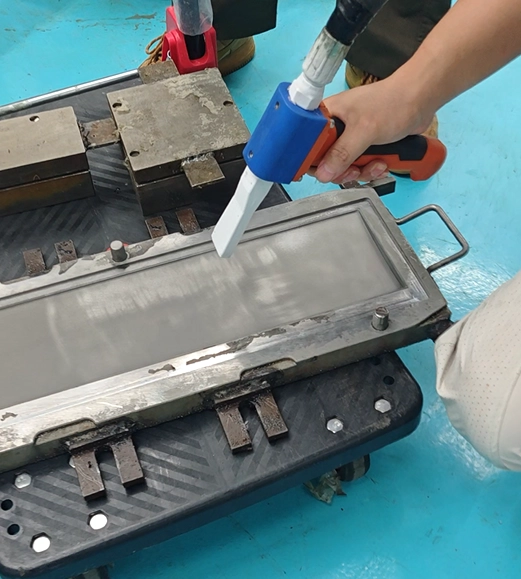 mold-cleaning-before-and-after-for-textured-polyurethane-mold